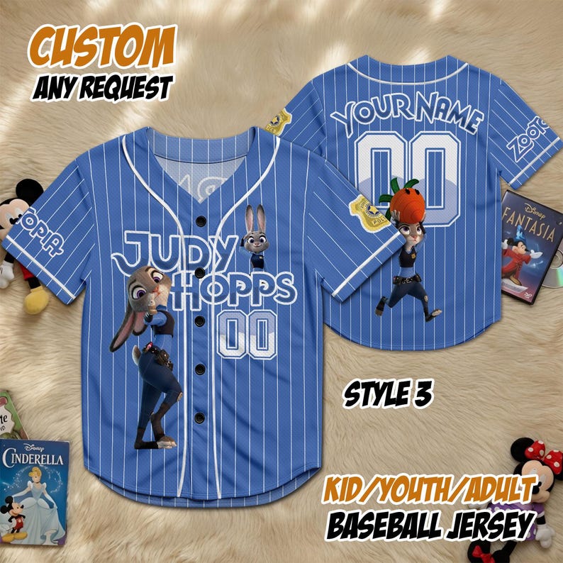 Puede incluir: Camiseta de b&eacute;isbol azul con rayas blancas, con Judy Hopps de Zootopia. La camiseta incluye el texto "JUDY HOPPS 00" en la parte delantera y "YOUR NAME 00" en la parte trasera. La camiseta est&aacute; etiquetada como "STYLE 3" y est&aacute; disponible en tallas para ni&ntilde;os, j&oacute;venes y adultos.