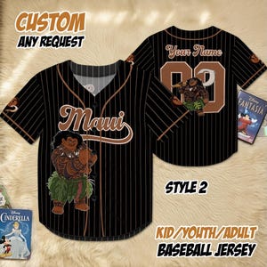 K&ouml;nnte beinhalten: Schwarzes Baseball-Trikot mit braunen Nadelstreifen, mit einer Cartoonfigur und dem Namen "Maui". Das Trikot enth&auml;lt den Text "CUSTOM ANY REQUEST" und "KID/YOUTH/ADULT BASEBALL JERSEY."