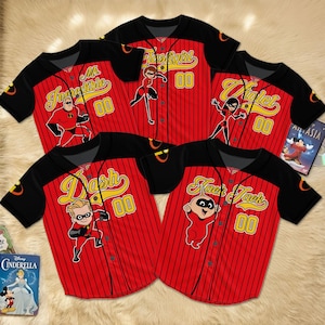 Può includere: Maglie da baseball rosse e nere con personaggi de Gli Incredibili. Ogni maglia ha il nome di un personaggio e il numero 00 in giallo. Le maglie includono "Mr. Incredible", "Elastigirl", "Violet", "Dash" e "Jack-Jack".