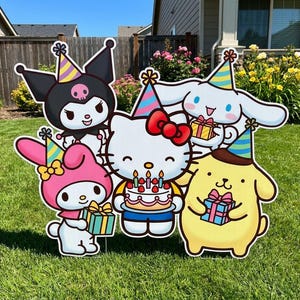 Puede incluir: Un grupo de letreros de jardín de personajes de dibujos animados coloridos, incluyendo a Hello Kitty y My Melody, están colocados en un césped verde. Cada personaje lleva un gorro de fiesta y sostiene un regalo o una tarta de cumpleaños. La escena está ambientada al aire libre en un día soleado.
