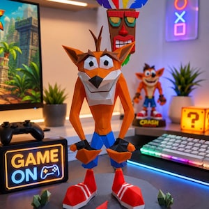 Könnte beinhalten: Detaillierte orange-weiße Crash Bandicoot-Figur mit blauen Shorts und roten Schuhen. Ein Holzschild mit der Aufschrift "Crash Bandicoot". Ein "Game On"-Schild und ein Neon-Schild mit Spielsymbolen sind ebenfalls sichtbar. Eine Tiki-Maske mit bunten Federn befindet sich hinter der Figur.