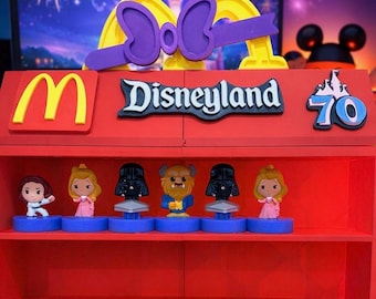 Inspiriert von Disneys Happy Meal 70th Aniversary Spielzeug Regal-Geschenk-Sammlung.(volles Regal halten 70 Figuren)