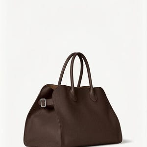 Peut inclure: Un sac &agrave; main en cuir marron avec deux poign&eacute;es sup&eacute;rieures et une forme rectangulaire. Le sac a une fermeture &agrave; boucle sur le c&ocirc;t&eacute; et une surface textur&eacute;e. L'int&eacute;rieur est de couleur marron clair.