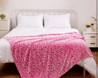 Pink Leopard Velveteen Throw Blanket – Ultra Soft Cozy Gift for Her, Teen Girl Room Decor, Cute Aesthetic Bedding, Warm Fuzzy Couch Blanket