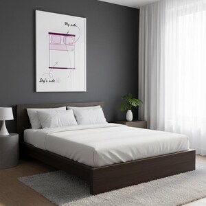 Puede incluir: Un dormitorio moderno con una cama de color marrón oscuro, ropa de cama blanca y una alfombra gris. Una impresión enmarcada en la pared dice "My side" y "Dog's side". Una lámpara blanca y una pequeña planta en un jarrón blanco están en la mesita de noche.