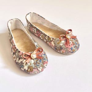 Chaussures décorées pour Minifee sur boîte par Summomo