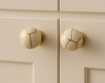 Ręcznie robiona gałka z kremowej porcelany ze złotymi zdobieniami – uchwyt do szuflady w stylu vintage
