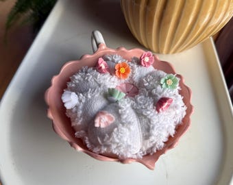 Cuscino porta spilli vintage a forma di tazza da tè rosa / Porta spilli da cucito floreale fatto a mano / Decorazione da cucito Cottagecore / Regalo per quilter / Stanza dei lavori artigianali in stile shabby chic