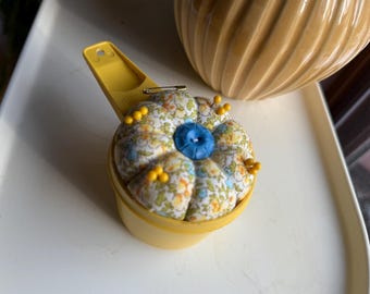 Cuscino per spilli vintage con misurino giallo / Porta spilli da cucito floreale fatto a mano / Decorazione da cucito Cottagecore / Regalo per quilter