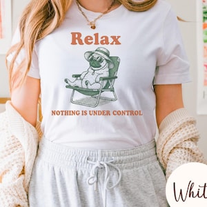 リラックス。何もコントロールされていないシャツ、リラックスできる名言、面白いグラフィックTシャツ、ユニセックスTシャツ、皮肉なギフト