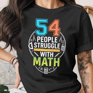 5 de cada 4 personas tienen dificultades con las matemáticas (PNG), chiste divertido de matemáticas, experto en matemáticas, profesor de fracciones, amantes de las matemáticas, nerd de las matemáticas, camisetas, tazas y pegatinas.