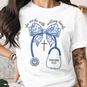 Elle travaille volontairement avec ses mains Proverbes 31:13, infirmière chrétienne citation PNG, infirmière Svg, transfert Dtf, soins de santé png pour t-shirts, tasses