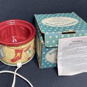 以下が含まれることがあります： 白のセラミック花瓶3個セット。表面はリブ加工が施されています。高さは約25cm、20cm、15cm。ミニマルなデザイン。