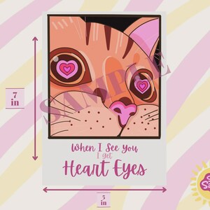 K&ouml;nnte beinhalten: Ein rechteckiger Druck mit einem Cartoon-Katzen-Gesicht mit herzf&ouml;rmigen Augen. Die Katze ist orange und braun mit rosa Akzenten. Der Text "When I See you I get Heart Eyes" steht unter dem Bild. Der Druck ist 17,78 cm hoch und 12,7 cm breit.