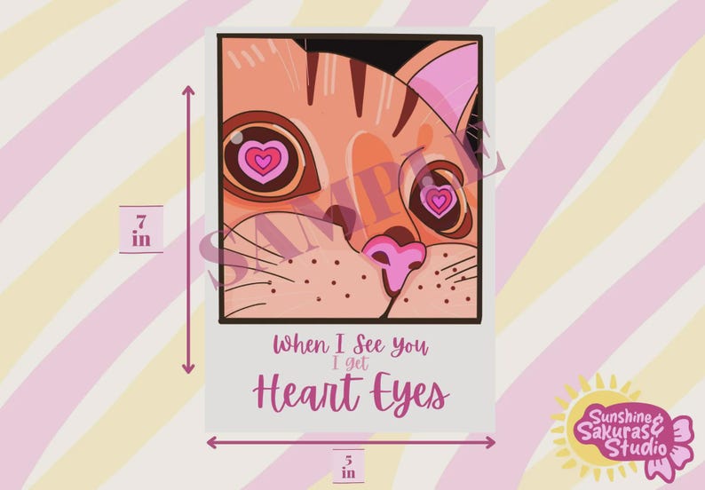 K&ouml;nnte beinhalten: Ein rechteckiger Druck mit einem Cartoon-Katzen-Gesicht mit herzf&ouml;rmigen Augen. Die Katze ist orange und braun mit rosa Akzenten. Der Text "When I See you I get Heart Eyes" steht unter dem Bild. Der Druck ist 17,78 cm hoch und 12,7 cm breit.