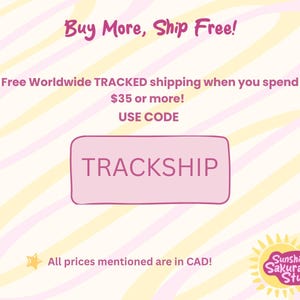 K&ouml;nnte beinhalten: Hellrosa Grafik mit dem Text "Buy More, Ship Free!" und "TRACKSHIP" in einem rosa Rechteck. Das Bild hat einen gelben und rosa wellenf&ouml;rmigen Hintergrund und ein Logo in der unteren rechten Ecke.