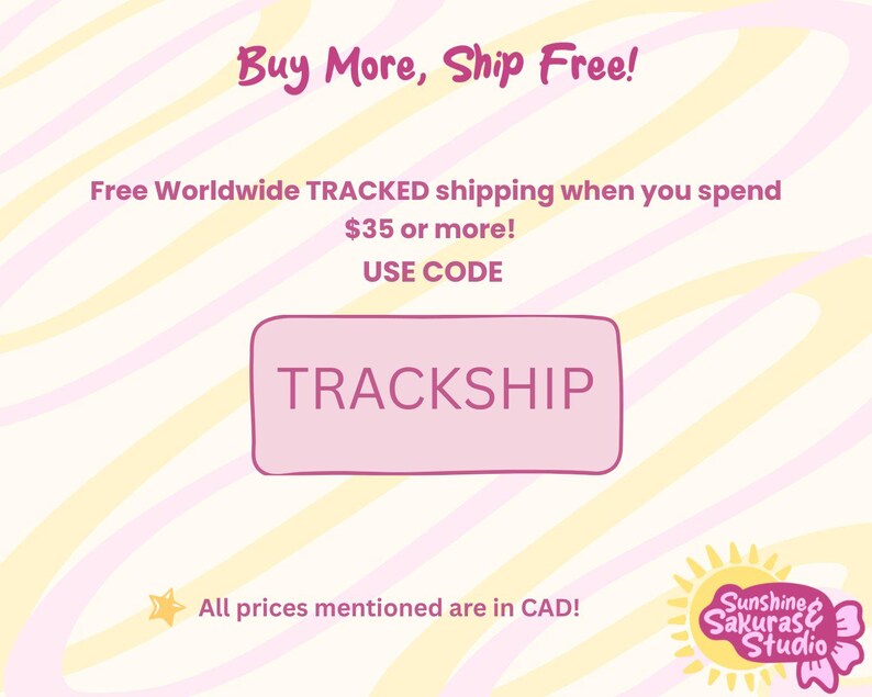 K&ouml;nnte beinhalten: Hellrosa Grafik mit dem Text "Buy More, Ship Free!" und "TRACKSHIP" in einem rosa Rechteck. Das Bild hat einen gelben und rosa wellenf&ouml;rmigen Hintergrund und ein Logo in der unteren rechten Ecke.