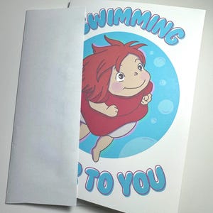 K&ouml;nnte beinhalten: Wei&szlig;e Gru&szlig;karte mit einer Cartoon-Illustration eines Charakters mit roten Haaren und einem roten Kleid, vor einem blauen Hintergrund mit Blasen. Die Karte tr&auml;gt den Text "Swimming up to you" in blauer Schrift.