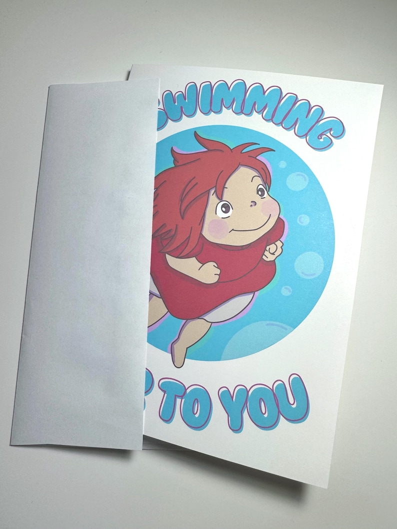 K&ouml;nnte beinhalten: Wei&szlig;e Gru&szlig;karte mit einer Cartoon-Illustration eines Charakters mit roten Haaren und einem roten Kleid, vor einem blauen Hintergrund mit Blasen. Die Karte tr&auml;gt den Text "Swimming up to you" in blauer Schrift.