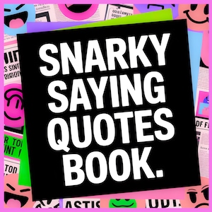 Peut inclure: Un carré noir avec le texte "SNARKY SAYING QUOTES BOOK" en blanc. Le carré est entouré de papier coloré avec divers textes et graphiques de smiley. Le fond est rose.