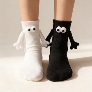 Zabawne skarpetki z magnetycznymi dłońmi – skarpetki z 3D oczami | Skarpetki z haftowanymi twarzami | Czarno-białe skarpetki dla par