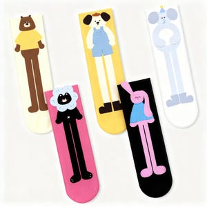 Könnte beinhalten: Fünf Paar Socken mit Cartoon-Tierdesigns. Die Socken zeigen einen Bären, einen Hund, einen Löwen, ein Kaninchen und einen Elefanten. Jede Socke hat ein anderes Farbschema, darunter Gelb, Rosa, Schwarz und Weiß. Die Tiere haben lange Beine.