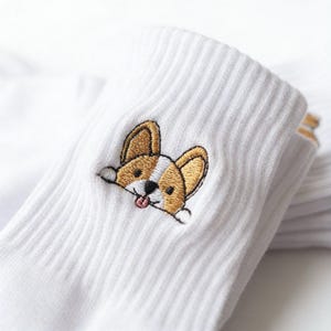 Süße Corgis gestickte weiße Crew-Socken - Lustige Hundesocken | Minimales lässiges Geschenk | Lustig gestickte Unisex Socken im koreanischen Stil