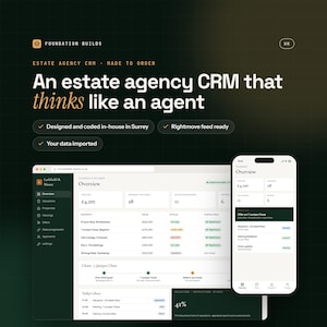 以下が含まれることがあります： Foundation Buildsという不動産エージェンシー向けCRMのデジタルインターフェース。画面には物件リスト、査定、日記を含むダッシュボードが表示されています。スマートフォンの画面には、ダークグリーンのテーマで同じデータの概要が表示されています。
