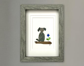 Perro de guijarros de playa y flor de vidrio marino - Obra de arte enmarcada en caja de sombras - 5x7