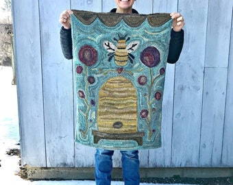 Rug Hooking Kit ~ Queen Bee on Linen with Hand Dyed Wool