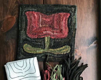 RUG HOOKING KIT -  Folk Tulip on Linen