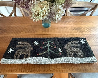 RUG HOOKING KIT - Rudolf And His Very Merry Tree on Linen