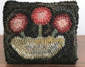 RUG HOOKING KIT - Small Flower Basket on Linen