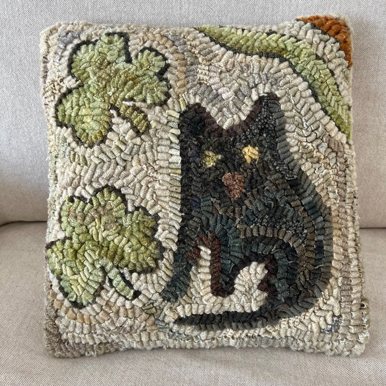 KIT DE CROCHET DE TAPIS Gros chat noir avec trèfles sur lin image 1