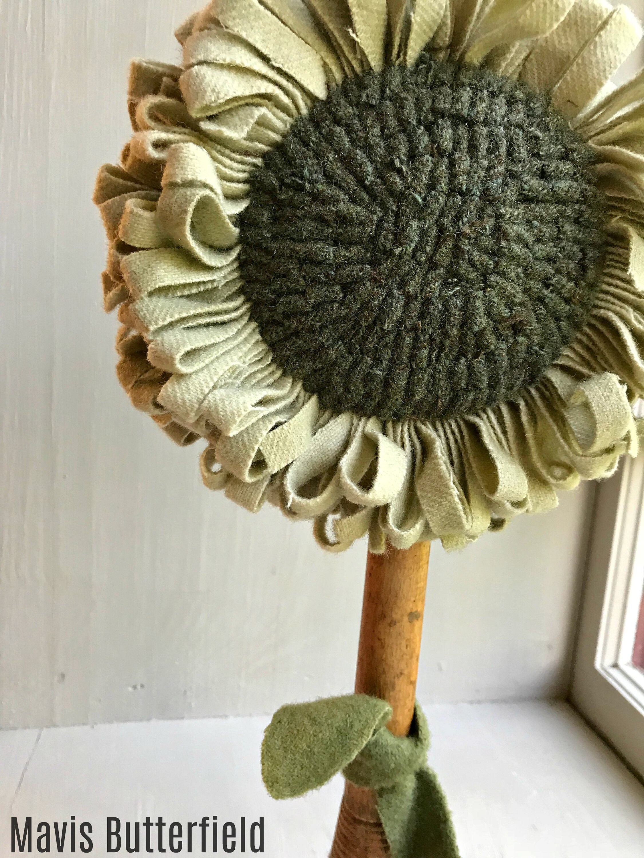 Primitive Wool Hooked Rug ~ Sunflower Make Do, Clam Shell White on Old ...