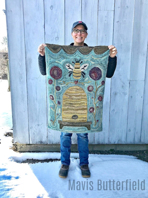 Rug Hooking Pattern - Folk Art Primitive Wool Hooked Rug ~ Queen Bee
