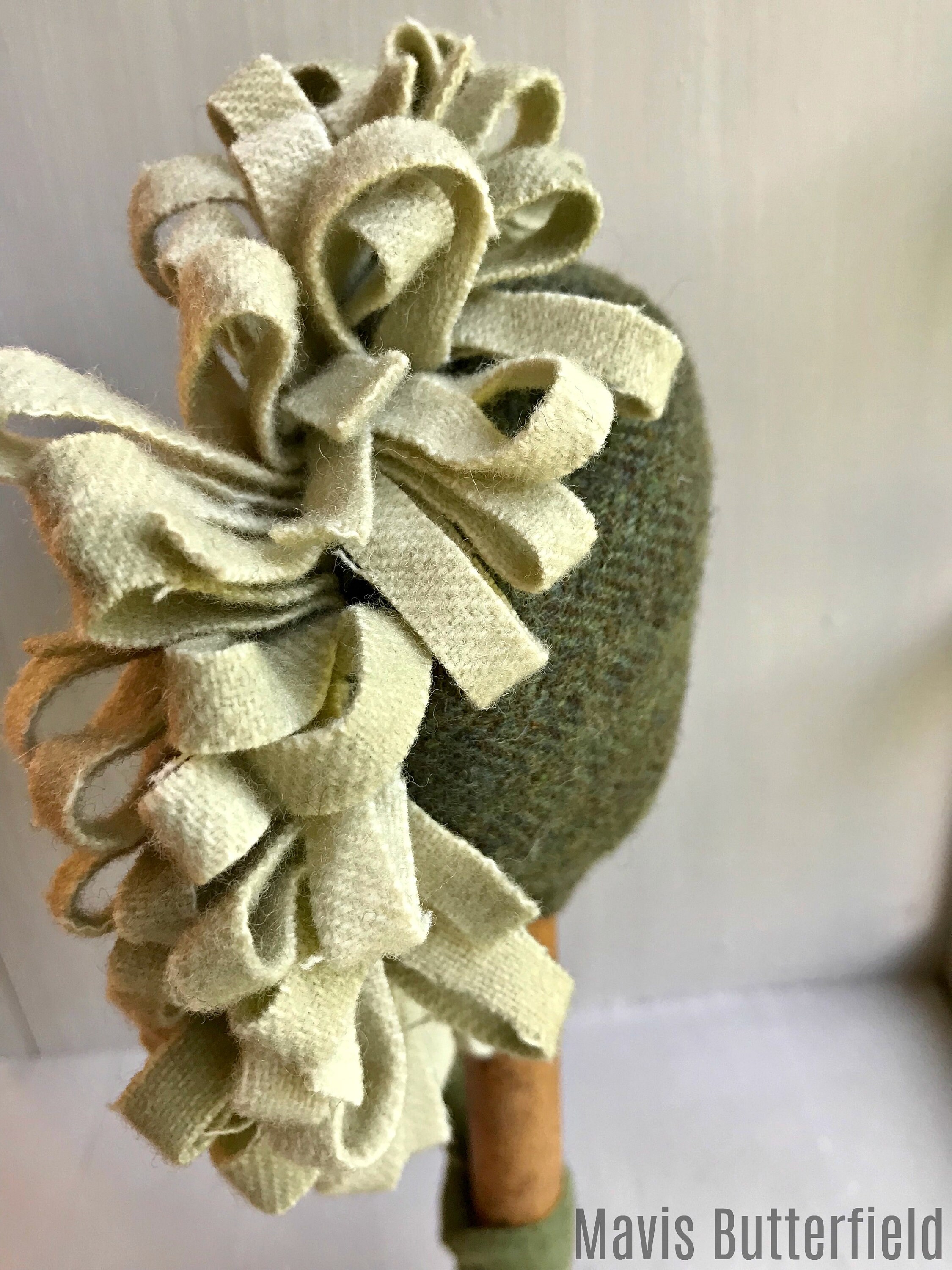 Primitive Wool Hooked Rug ~ Sunflower Make Do, Clam Shell White on Old ...