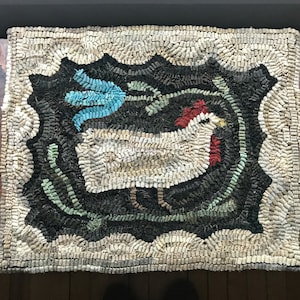 Rug Hooking PATTERN - Folk Art Primitive Wool Hooked Rug ~ Martha&#39;s Favorite Hen