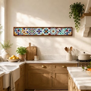 Könnte beinhalten: Ein rechteckiges Wandbild mit einer horizontalen Reihe aus sechs dekorativen Fliesen mit komplexen Blumen- und Geometriemustern in Blau, Rot, Gelb und Grün, gerahmt in dunklem Holz und über einer Küchenarbeitsplatte montiert.