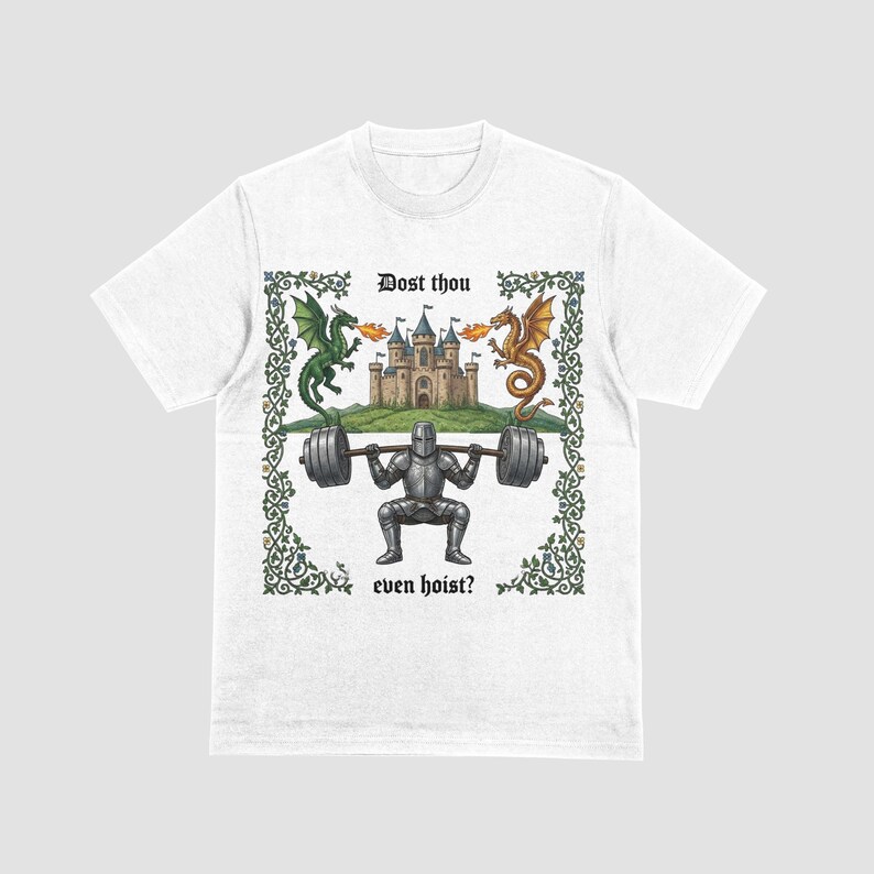 Pu&ograve; includere: T-shirt bianca con grafica a tema medievale. Il design include un cavaliere che solleva pesi, un castello e due draghi. Il testo recita "Dost thou even hoist?" circondato da un bordo decorativo.