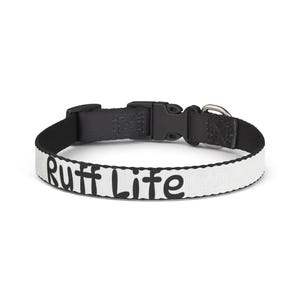 Könnte beinhalten: Ein weißes Haustierhalsband mit dem Schriftzug "Ruff Life" in schwarzer Schrift. Das Halsband hat eine schwarze Schnalle und einen Metall-D-Ring. Das Halsband ist für einen Hund oder eine Katze konzipiert.