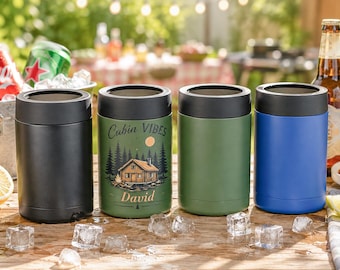 Enfriador de latas personalizado de 355 ml (12 oz) – Nombre y escena impresos con UV – Soporte de acero inoxidable para cerveza – Regalo ideal para fiestas al aire libre