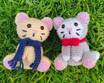 Padrão de crochê em PDF para casal de gatos | Amigurumi de gatinho sentado | Conjunto de pelúcia com laço e cachecol