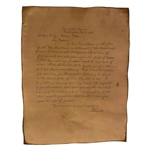 Może przedstawiać: Postarzany list pergaminowy z odręcznym pismem, zaadresowany do pani Bixby i podpisany przez A. Lincolna. Papier ma zużyty, postarzany wygląd z brązowymi krawędziami. Tekst jest pisany kursywą i wydaje się być listem kondolencyjnym.