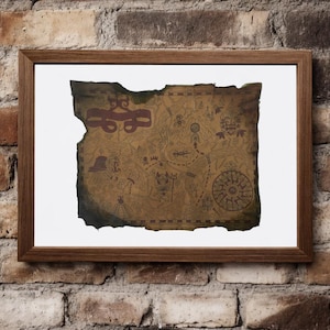 Può includere: Una mappa incorniciata con una cornice in legno marrone. La mappa è di colore marrone chiaro con illustrazioni marroni di vari simboli e punti di riferimento. I bordi della mappa sono strappati e hanno un bordo verde scuro e nero, che le conferisce un aspetto antico.