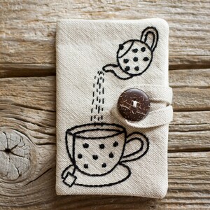 Cartera para bolsitas de té con monograma personalizado, organizador de bolsitas de té de lino y algodón con tetera y taza de té bordadas a mano, regalo para amantes del té imagen 3