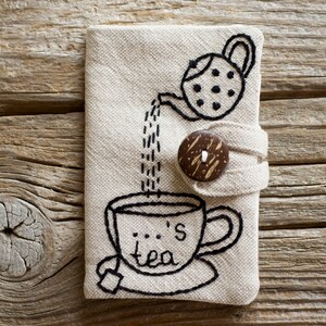 Cartera para bolsitas de té con monograma personalizado, organizador de bolsitas de té de lino y algodón con tetera y taza de té bordadas a mano, regalo para amantes del té imagen 2