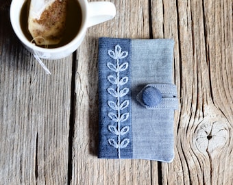 Portefeuille en denim recyclé pour sachets de thé avec une branche de feuille brodée à la main, cadeau porte-sachet de thé pour les amateurs de thé