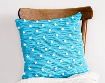 Capa de almofada de crochê com estampa de bolinhas, em algodão azul e branco, 40 x 40 cm.