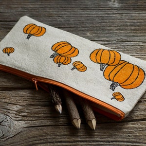 Handgeschilderde oranje pompoenen etui, natuurlijk linnen en katoenen pennenhouder, op de natuur geïnspireerde schoolbenodigdheden, Halloween